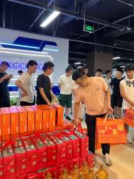 禮情款款,歡度佳節(jié)|六?？萍脊ё４蠹抑星锟鞓?>
                                </div>
                            
                                <div   id=